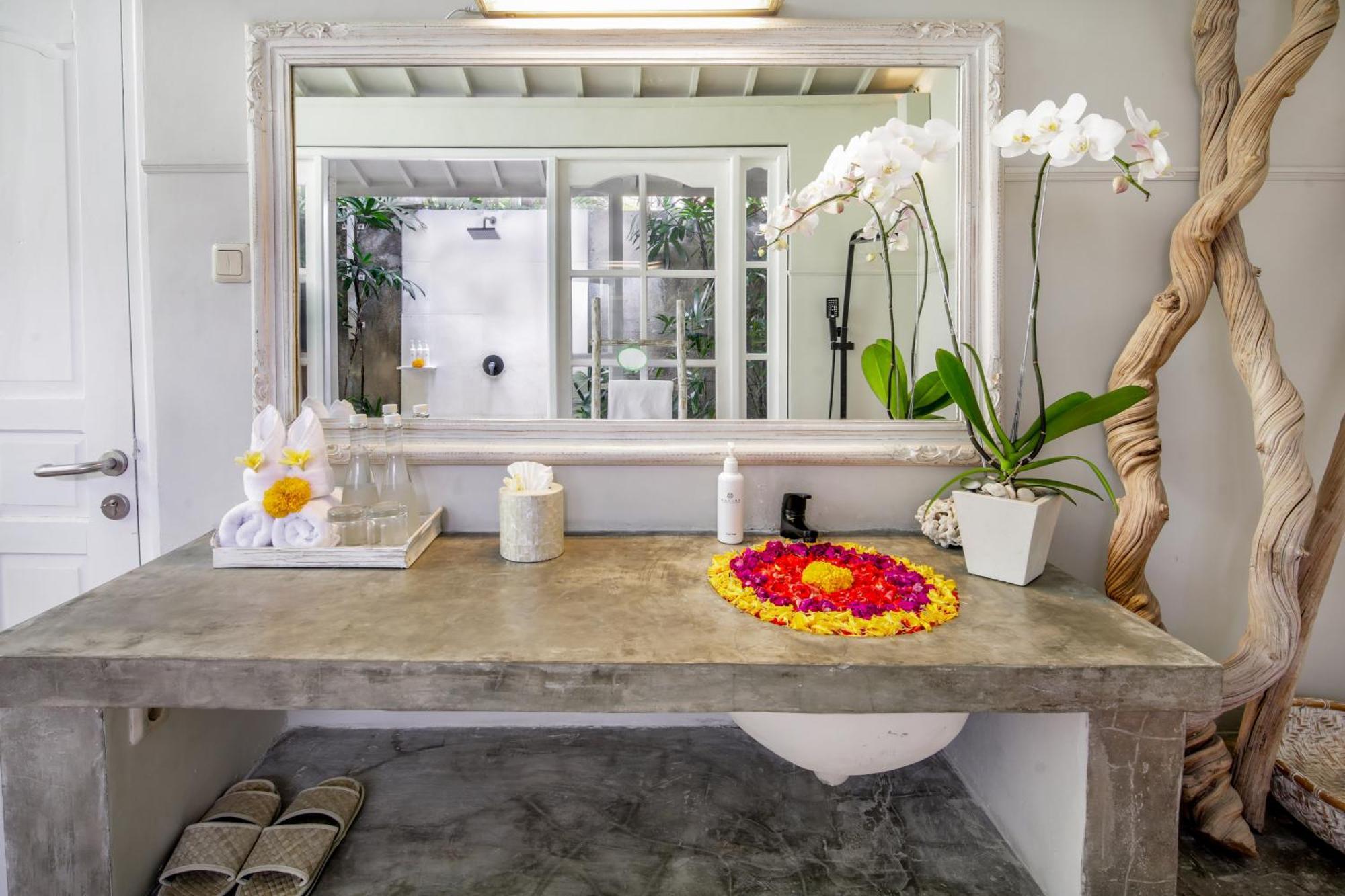 Villa Lodek Deluxe Seminyak Exteriör bild